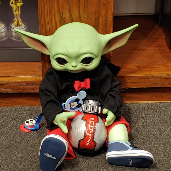 Meet your Posher, Oni Dero Design & Disney Personal Shopper - Picture 4 of 4